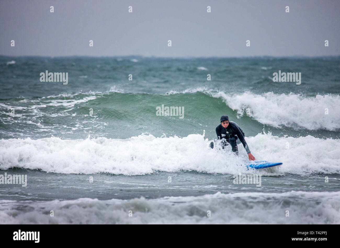 Garrettstown, Co. Cork. L'Irlande. 13 avril, 2019. Moritz Marohl de Berlin apprendre à surfer sur un jour de tempête et très venteux à Garrettstown, co Cork, Irlande. Crédit : David Creedon/Alamy Live News Banque D'Images
