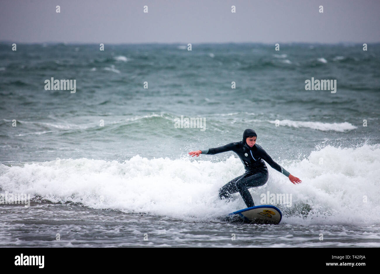 Garrettstown, Co. Cork. L'Irlande. 13 avril, 2019. Moritz Marohl de Berlin apprendre à surfer sur un jour de tempête et très venteux à Garrettstown, co Cork, Irlande. Crédit : David Creedon/Alamy Live News Banque D'Images