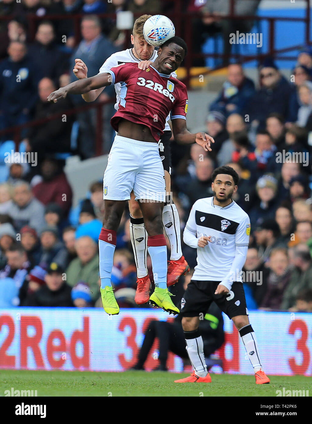 Birmingham, UK. 13 avril 2019. Keinan Davis de Aston Villa remporte un en-tête d'Adam Webster, de la ville de Bristol pendant le match de championnat Skybet entre Aston Villa et Bristol City Crédit : Paul Roberts/OneUpTop/Alamy Live News Banque D'Images