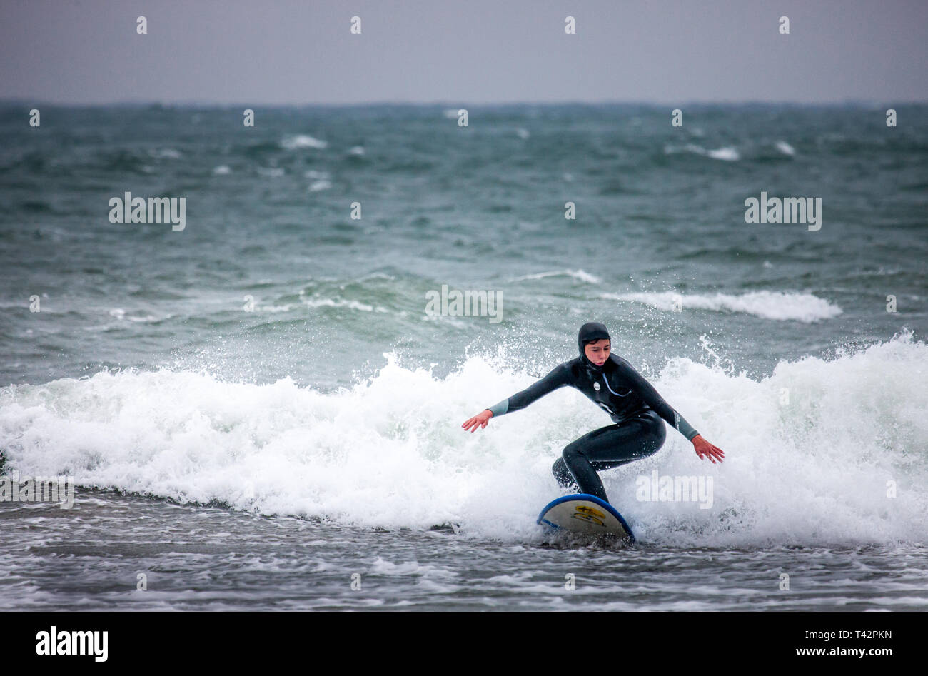 Garrettstown, Co. Cork. L'Irlande. 13 avril, 2019. Moritz Marohl de Berlin apprendre à surfer sur un jour de tempête et très venteux à Garrettstown, co Cork, Irlande. Crédit : David Creedon/Alamy Live News Banque D'Images