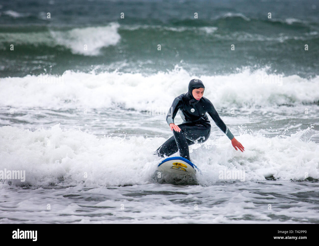 Garrettstown, Co. Cork. L'Irlande. 13 avril, 2019. Moritz Marohl de Berlin apprendre à surfer sur un jour de tempête et très venteux à Garrettstown, co Cork, Irlande. Crédit : David Creedon/Alamy Live News Banque D'Images