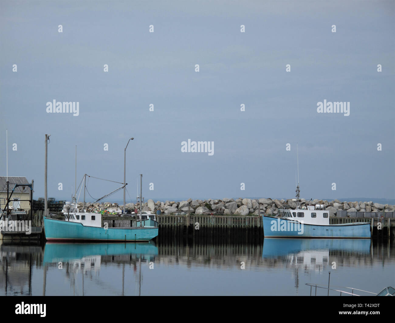 Les chalutiers de pêche bleu dans un port Banque D'Images