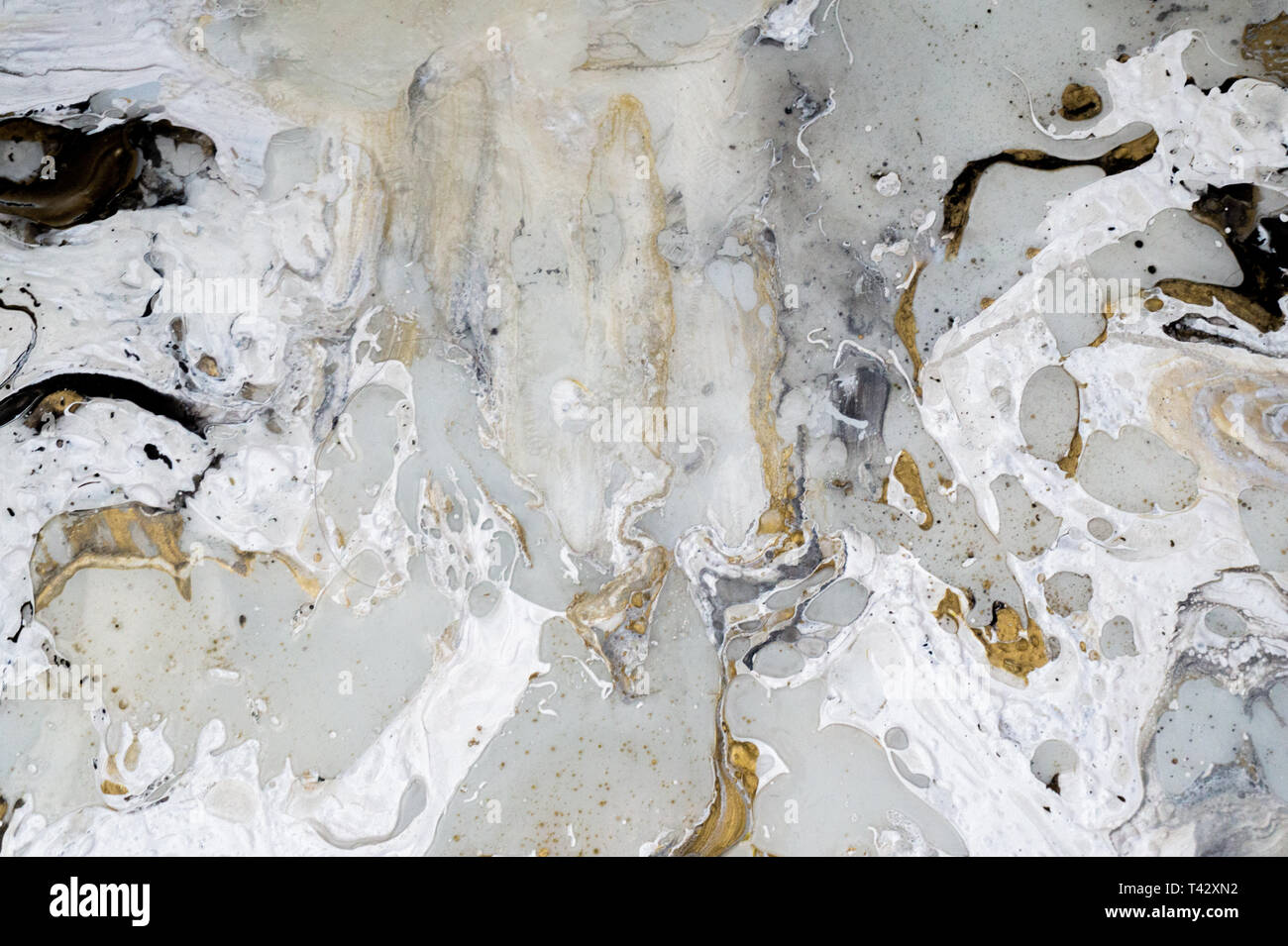 Texture de fond en marbre clair avec de l'or, noir, gris et blanc, en utilisant la technique de l'art moyen versé en acrylique. Utile comme arrière-plan. Banque D'Images