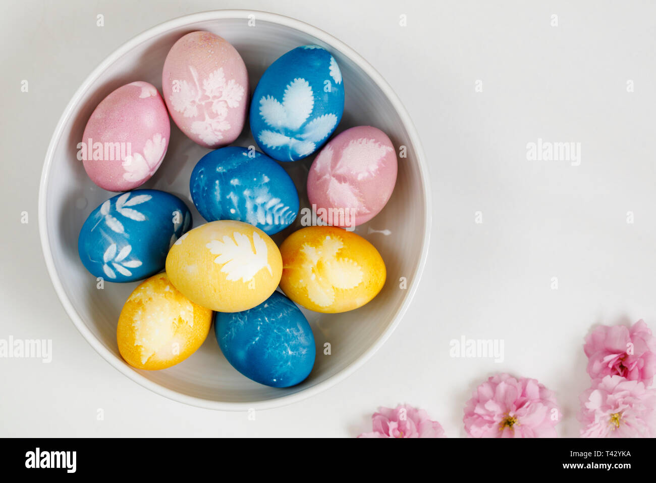 Les oeufs de pâques teints naturellement Banque D'Images