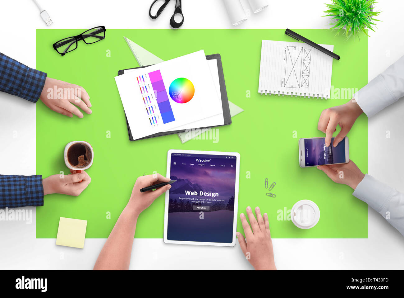 Équipe de conception Web conférence sur nouveau projet web pour le client. Haut de la vue, télévision mise scène avec tablette, téléphone intelligent, beaucoup de café et des documents. Banque D'Images