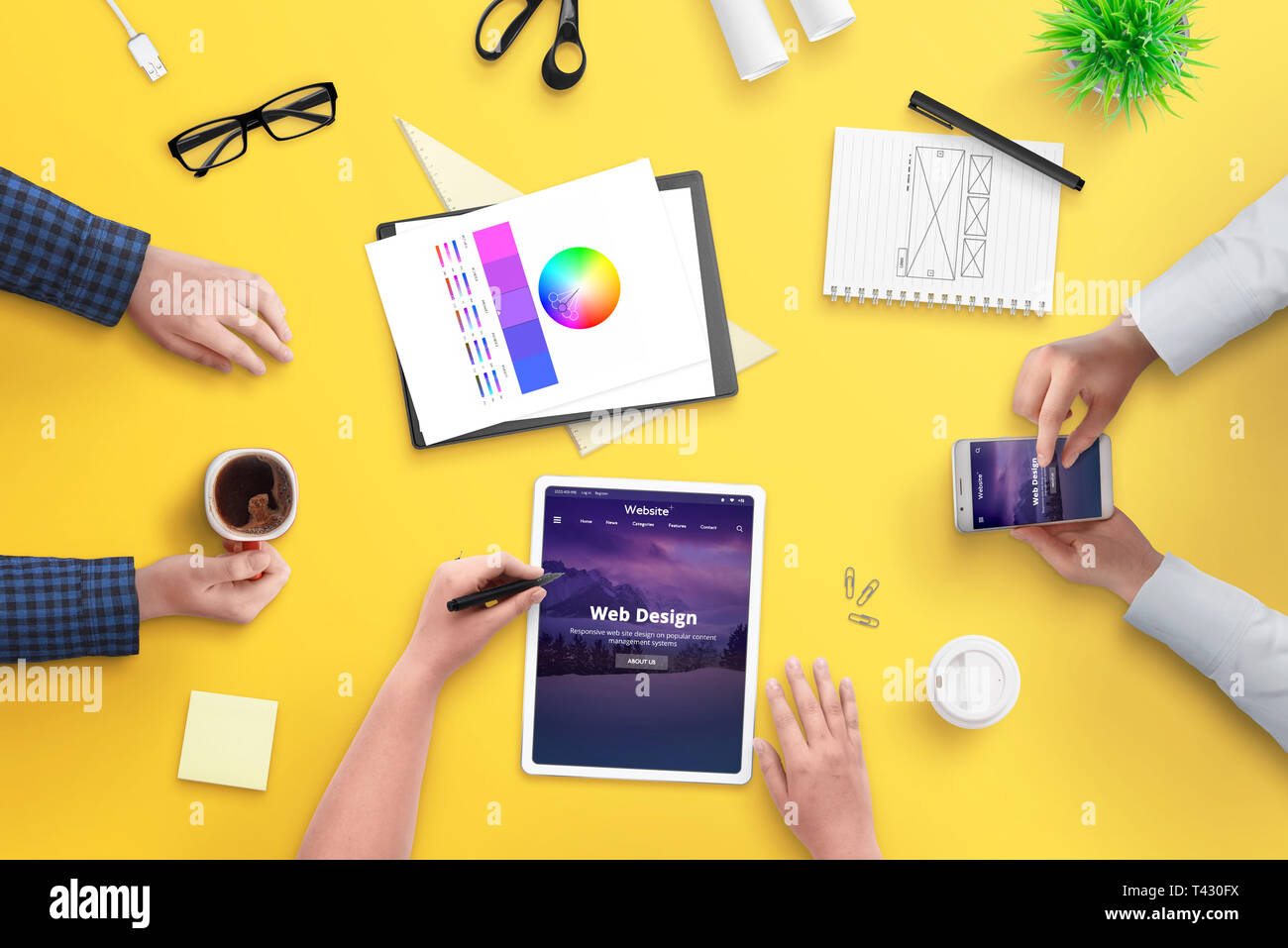 L'équipe de développement Web le travail sur le projet. Concept de bureau et les plans, et les appareils mobiles pour tester des logiciels. Banque D'Images