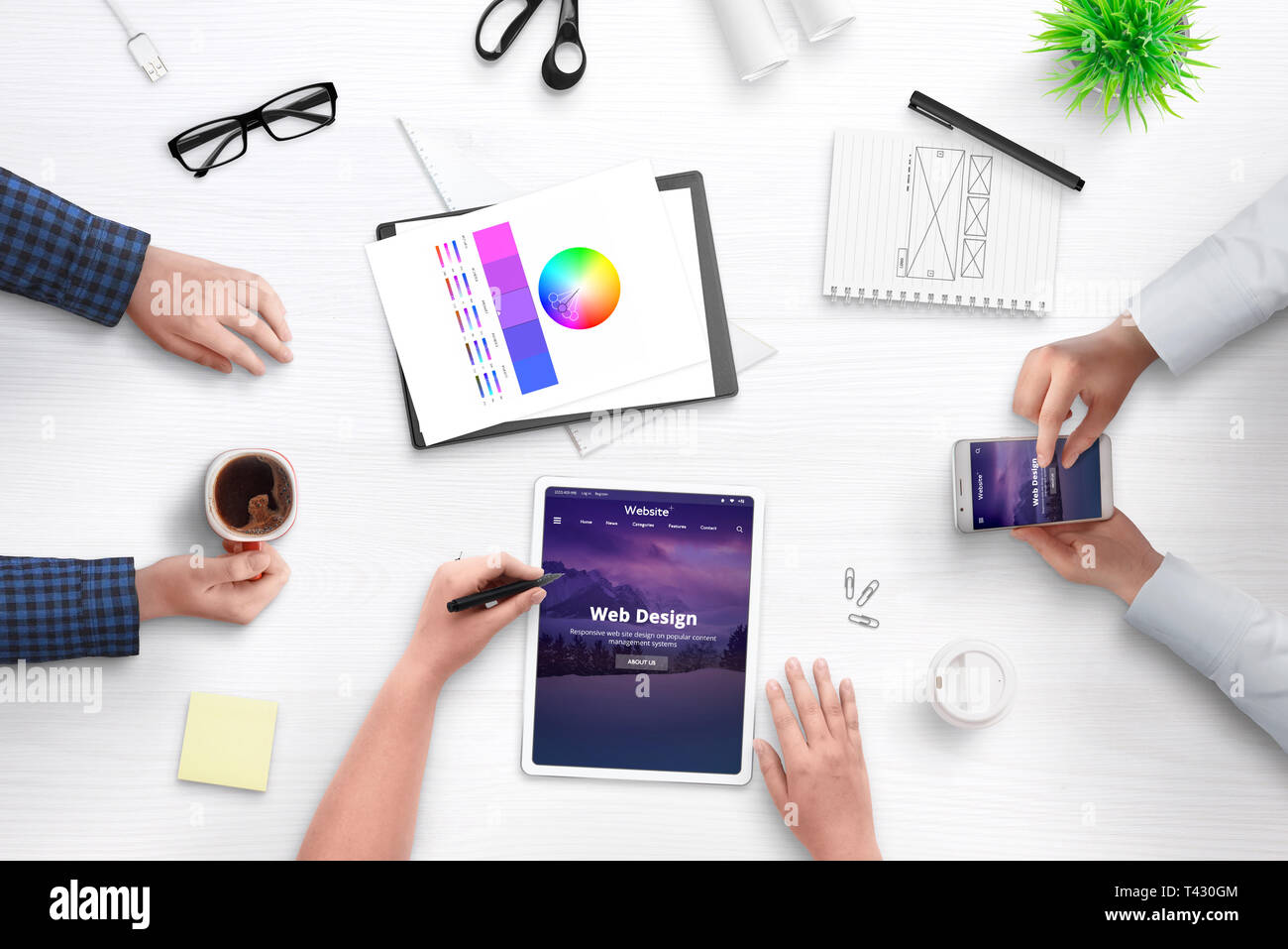 Le thème du développement de système de gestion de contenu concept. Bureau, télévision jeter avec les gens, les appareils mobiles, papiers, cofffee. Banque D'Images