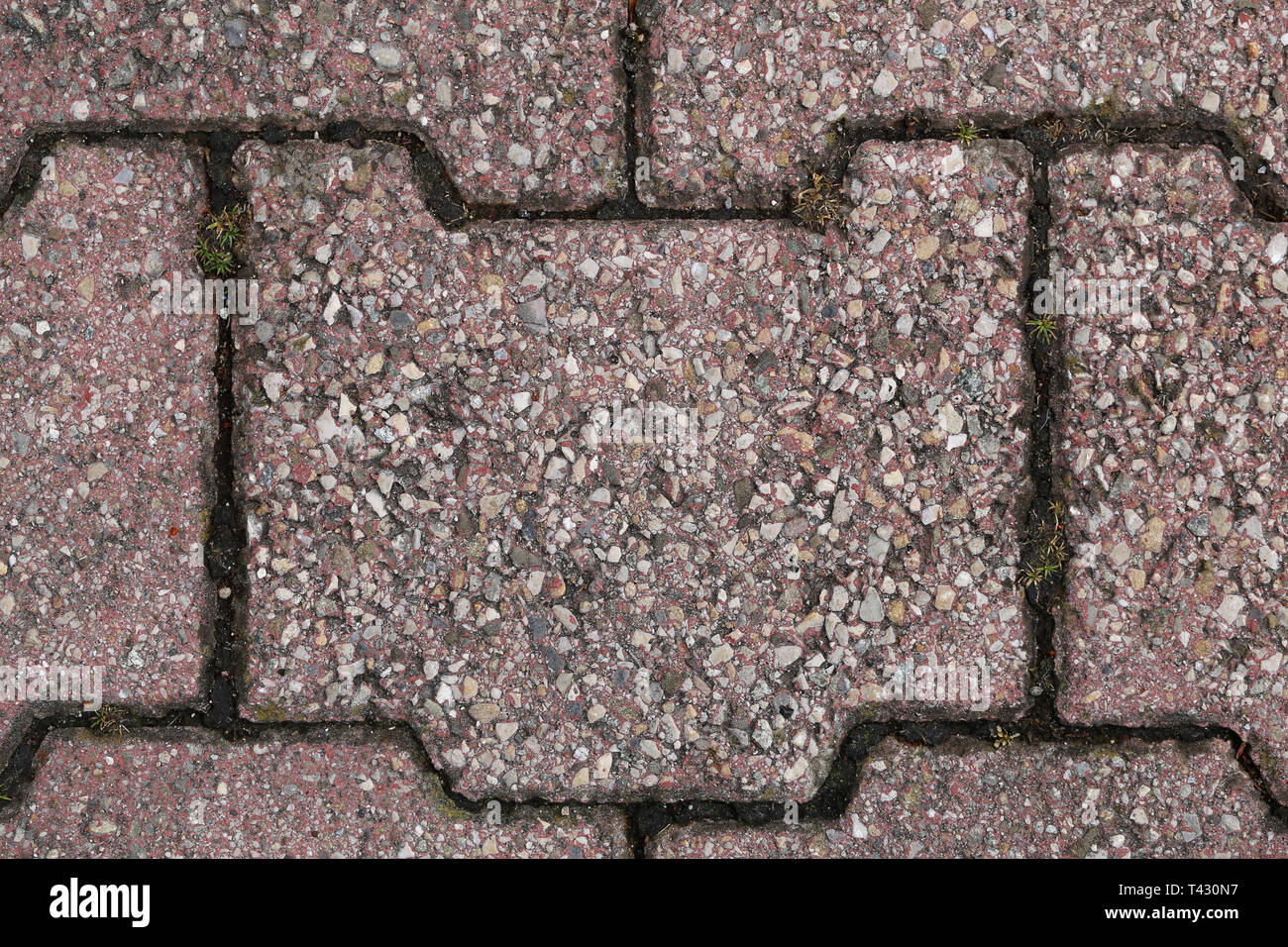 Plancher de tuile rouge photographié à l'extérieur dans un parc en Suisse. Des formes et des textures intéressantes. Photo gros plan avec de belles couleurs. Banque D'Images