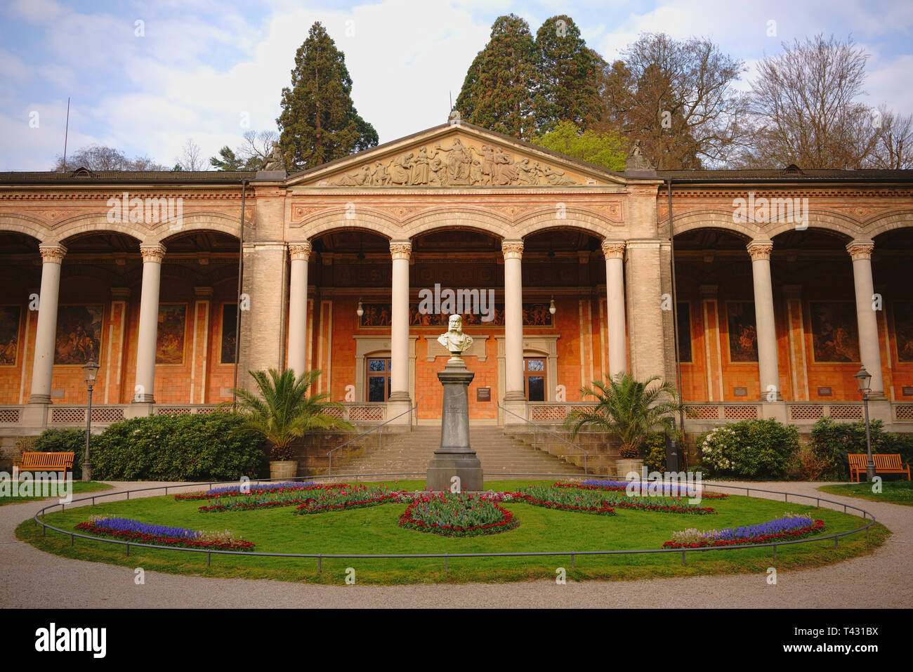 La salle des pompes avec des piliers Corinthiens et substitution de murales dans la célèbre ville thermale de Baden-Baden, Allemagne. Vide de gens, au printemps. Banque D'Images