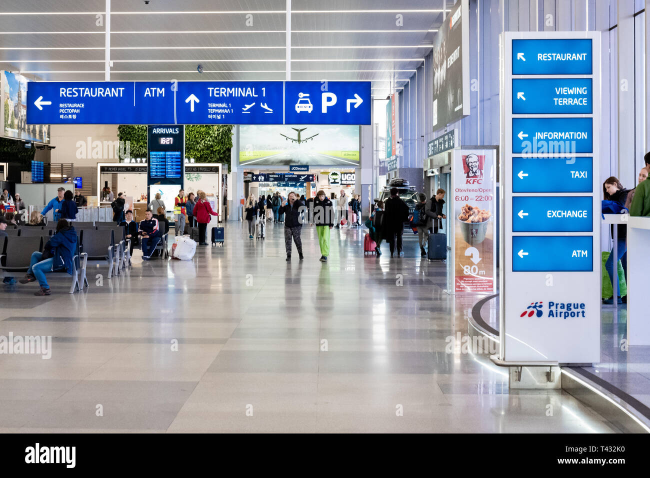 Les touristes arrivent à l'aéroport international de Prague prêts à quitter l'aéroport et commencer leurs vacances Banque D'Images