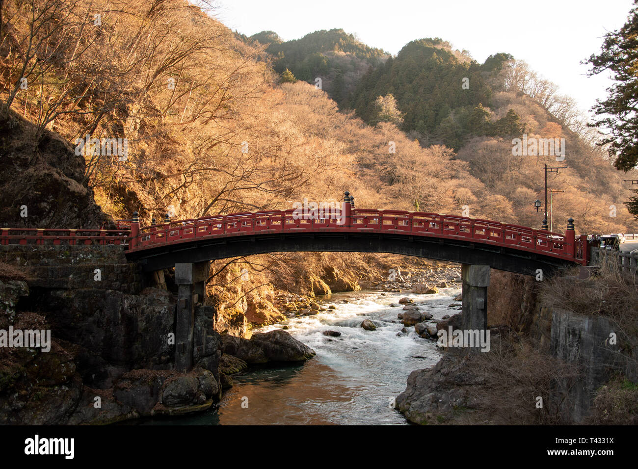 Un pont pour traverser un lac rouge Banque D'Images