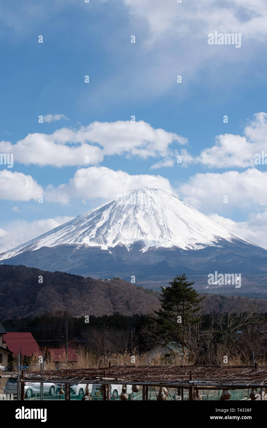 La montagne Fuji avec un ciel bleu Banque D'Images