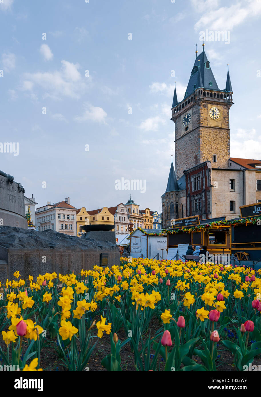 PRAGUE, RÉPUBLIQUE TCHÈQUE - 10 avril 2019 : Horloge Astronomique de Prague derrière le monument Jan Hus entourée de jonquilles au milieu du printemps Banque D'Images