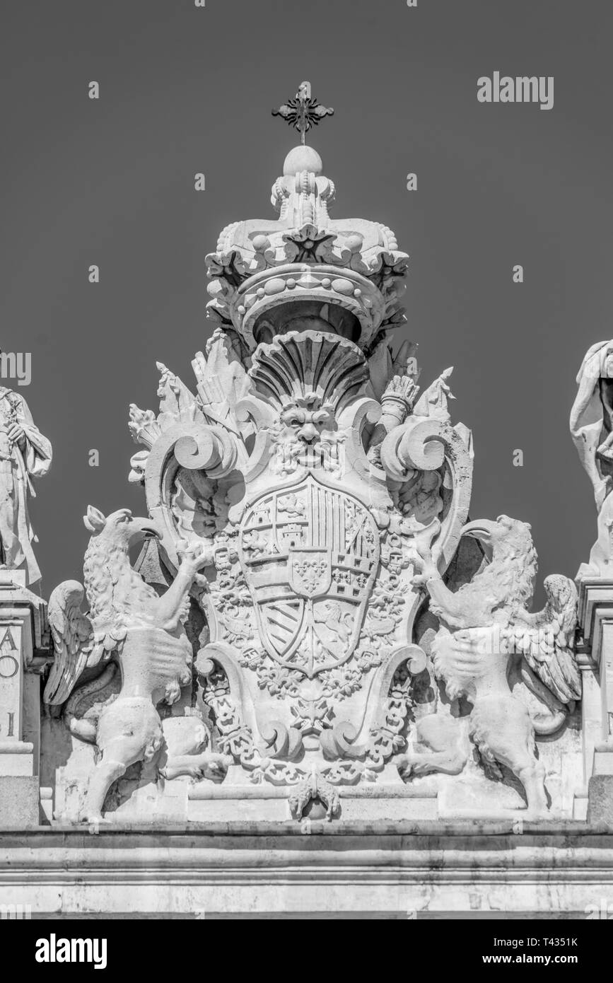 Palais Royal (Palacio Real) Haut de la façade Est. Armoiries de Philippe V, avec les colliers de l'ordre de la Toison d'or et de l'IPS Banque D'Images