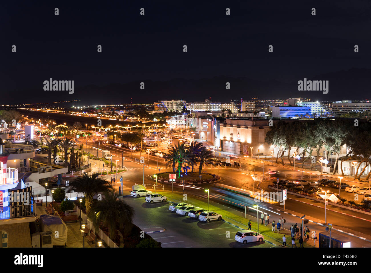 Eilat,Israël,20-mars-2019:nuit vue panoramique sur plage publique centrale d'Eilat - le port le plus au sud et la célèbre station de loisirs et de ville d'Israël Banque D'Images