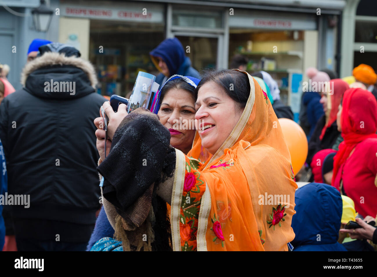 Gravesend, Kent, UK. Le Vaisakhi Festival 13 avril 2019. Gravesend prend vie avec de la couleur et deux femme prendre un des selfies eux-mêmes à l'événement. Banque D'Images