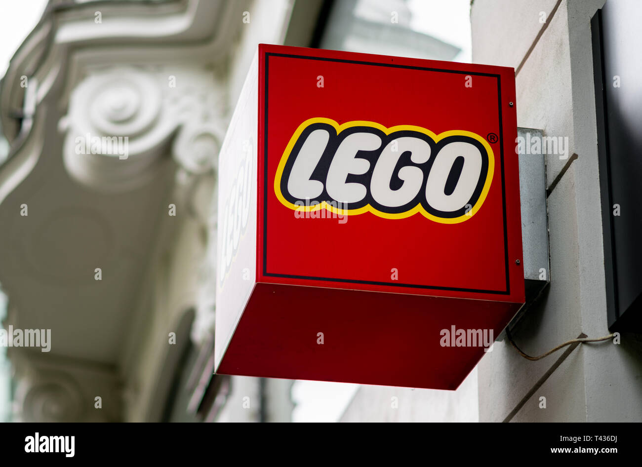 PRAGUE, Tchéquie - 12Avril 2019 : Le logo Lego rouge à l'extérieur du Musée et magasin au centre-ville de Prague Banque D'Images