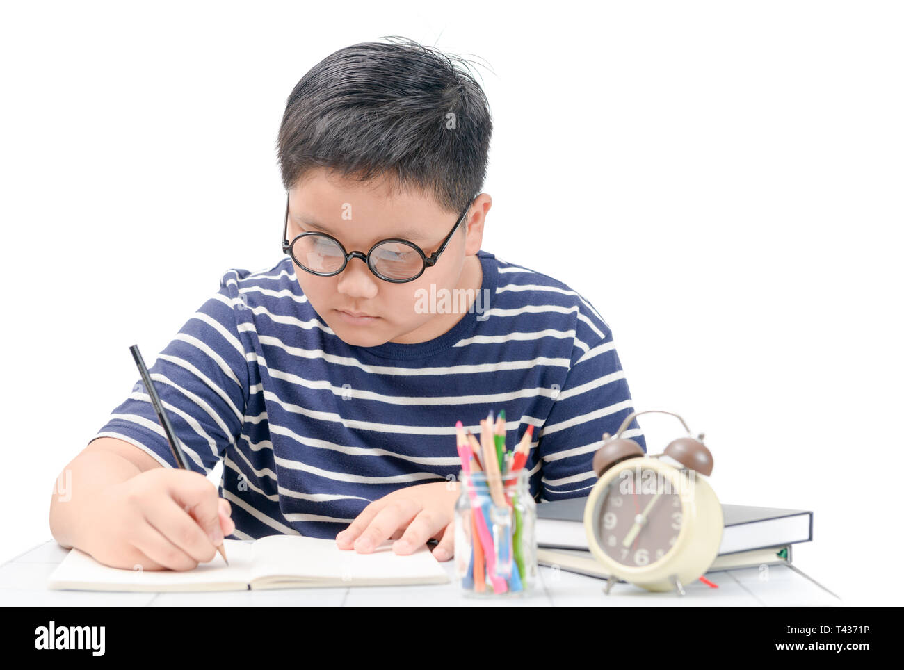 Fat boy élève écrit le livre isolé sur fond blanc, de l'éducation et de concept retour à l'école Banque D'Images