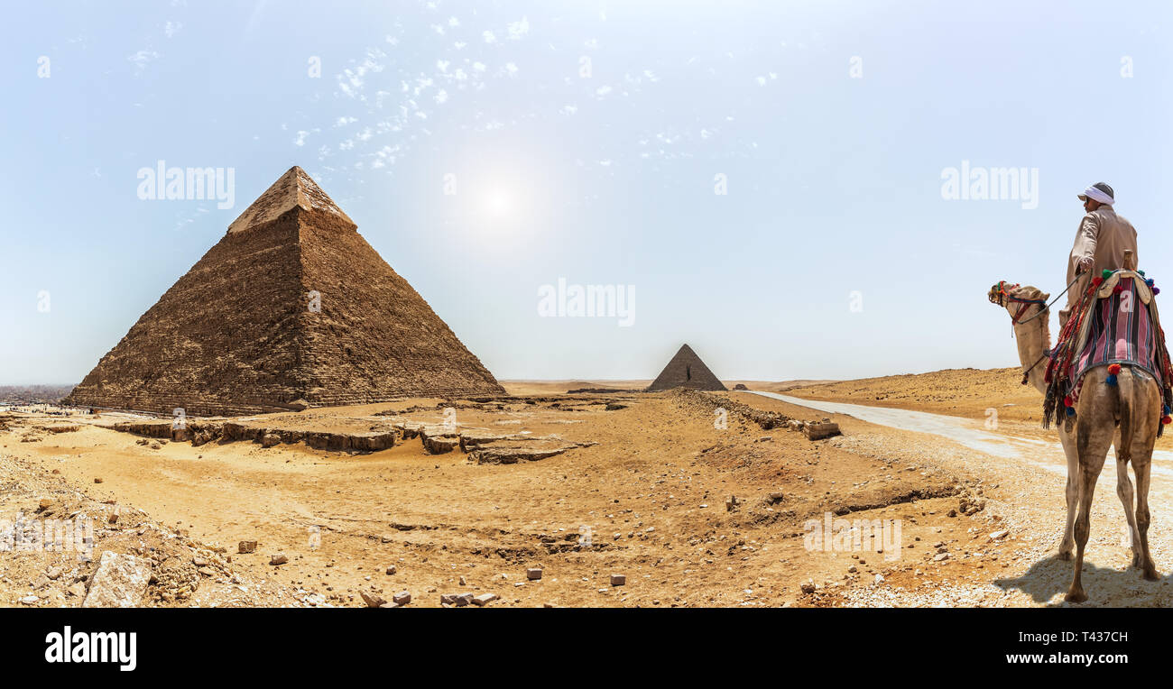 La pyramide de Khafré et un bédouin sur un chameau, Giza, Egypte Banque D'Images