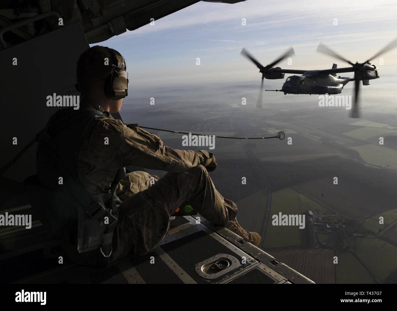 L'US Air Force UN CV-22 Osprey à partir de la 352e Escadre d'opérations spéciales, RAF Mildenhall, effectue un survol durant la mi Amigo 75e anniversaire de l'événement, un défilé aérien du 22 février 2019, à l'Endcliffe Park, Sheffield, Royaume-Uni. L'avion a survolé le parc où des milliers de résidents du Royaume-Uni a honoré la mémoire des aviateurs américains tombés sur dix qui sont morts quand leur infirmité B-17 Flying Fortress s'est écrasé pour éviter de tuer les résidents et à proximité d'enfants. Banque D'Images