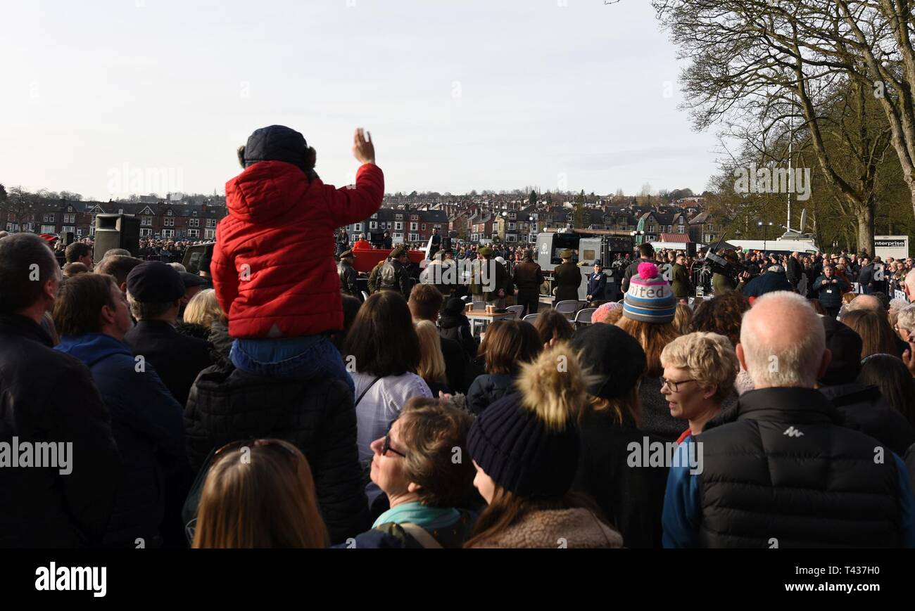 Un garçon les vagues pendant la mi Amigo 75e anniversaire de l'événement à l'autopont de memorial Endcliffe Park à Sheffield, en Angleterre, le 22 février 2019. Des milliers de personnes se sont rassemblées et regardé un flyover en souvenir de l'ami de l'équipage qui s'est écrasé et ont péri pendant la Seconde Guerre mondiale. Banque D'Images
