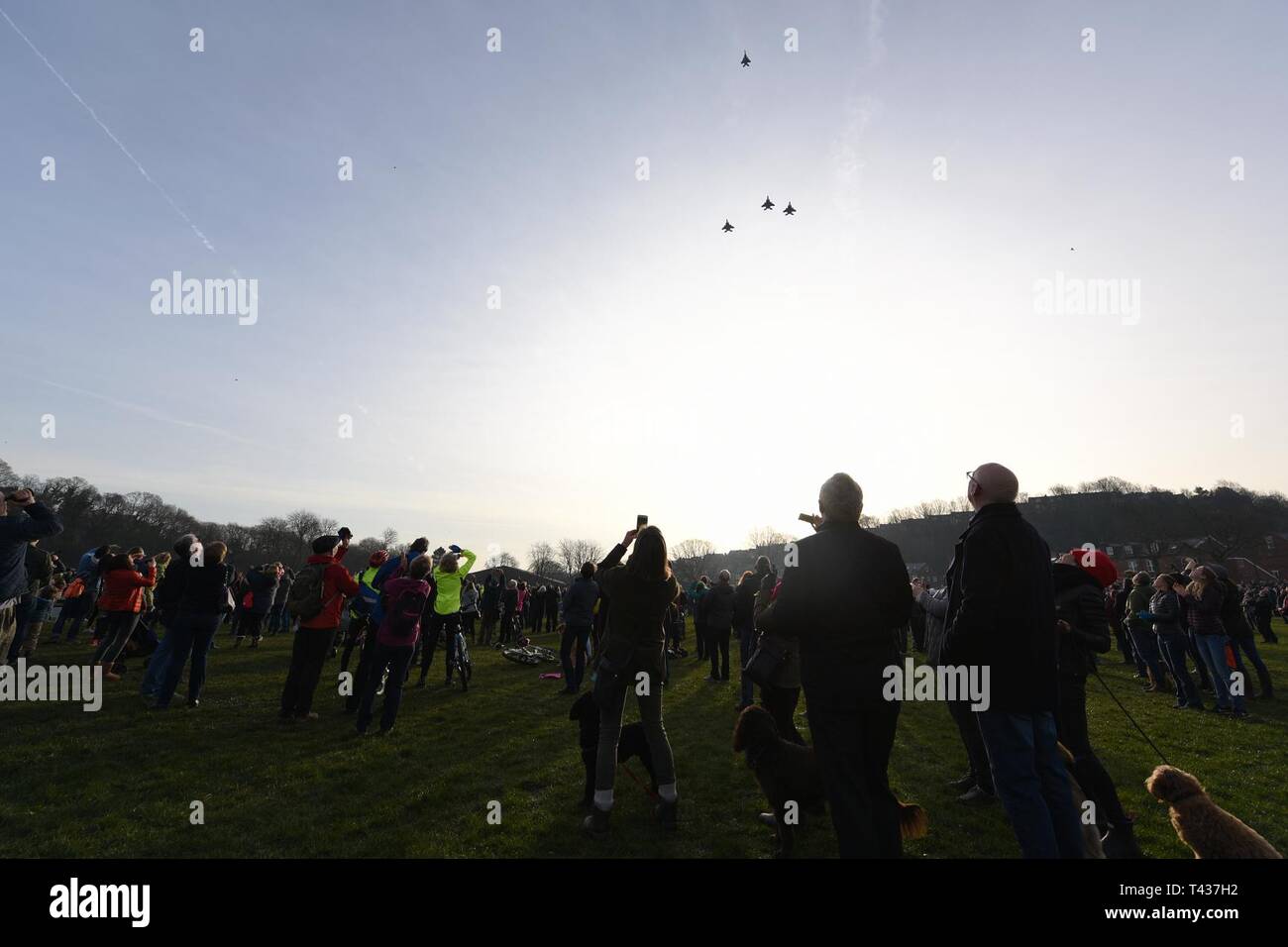 Publics cibles prendre des photos et de regarder le Mi Amigo 75e anniversaire à l'autopont de memorial Endcliffe Park à Sheffield, en Angleterre, le 22 février 2019. 48e Escadre de chasse F-15E Strike Eagles a fait preuve d'un manque de formation de l'homme pour rendre hommage à l'ami de l'équipage qui a fait le sacrifice ultime durant la Seconde Guerre mondiale. Banque D'Images