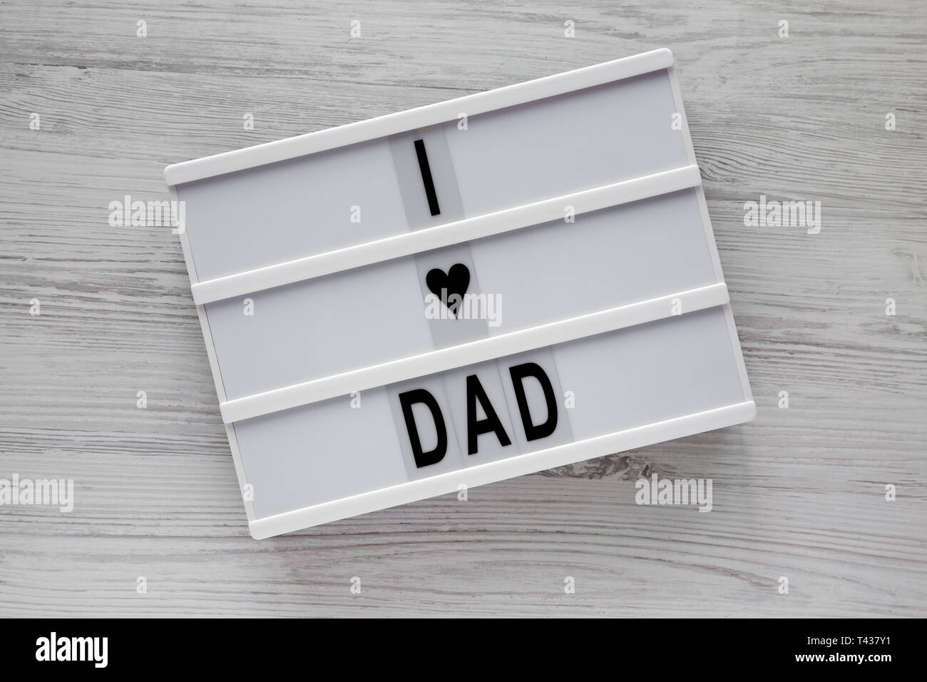 "J'aime papa" mots sur lightbox sur surface en bois blanc, vue du dessus. Les frais généraux, de dessus, de mise à plat. Banque D'Images