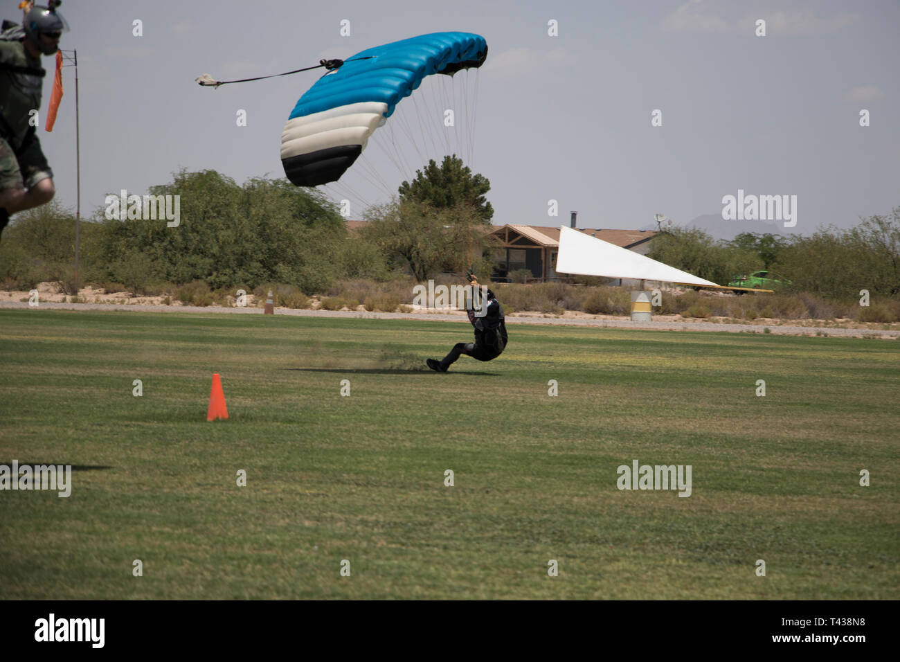 L'ensemble du parachute Skydiver battant aire d'atterrissage d'un skydive zone de dépôt. Banque D'Images L'ensemble du parachute Skydiver battant aire d'atterrissage d'un skydive zone de dépôt. Banque D'Images