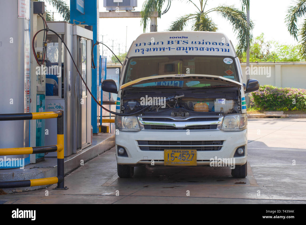 BANGKOK, THAÏLANDE - 14 décembre 2018 : Le minibus Toyota est rempli de gaz liquéfié à une station de carburant de voiture Banque D'Images