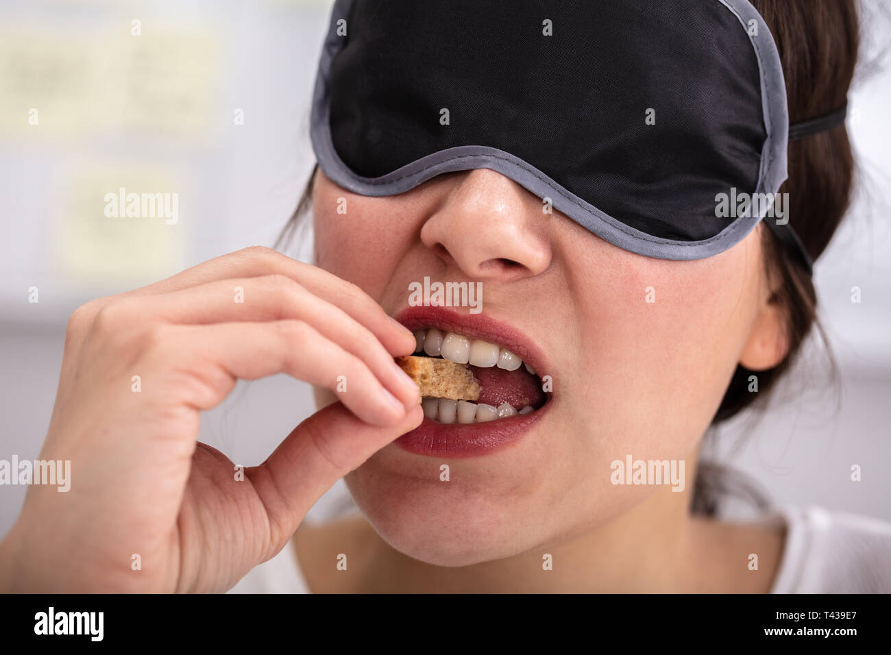 Portrait de jeune femme, les yeux bandés, l'alimentation à l'essai Banque D'Images