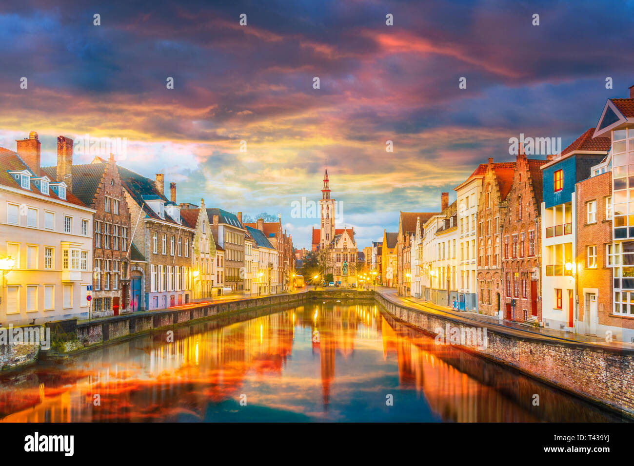 Canal Spiegelrei et Jan Van Eyck Square à l'heure du coucher du soleil,  Belgique Photo Stock - Alamy