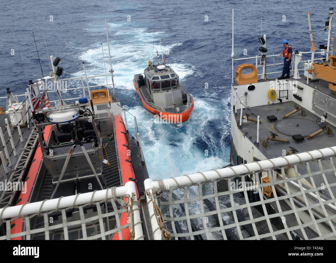 Membres de l'équipage de la Garde côtière canadienne Munro (WMSL 755) sur le lancement du cutter Cutter de 35 pieds bateau pour effectuer des inspections de la pêche dans le Pacifique Central, le 4 décembre 2018. L'Murno était sur sa première patrouille opérationnelle et a été des commanditaires en Océanie. (U.S. Photo de la Garde côtière canadienne par le maître de 3e classe Matthew West) Banque D'Images