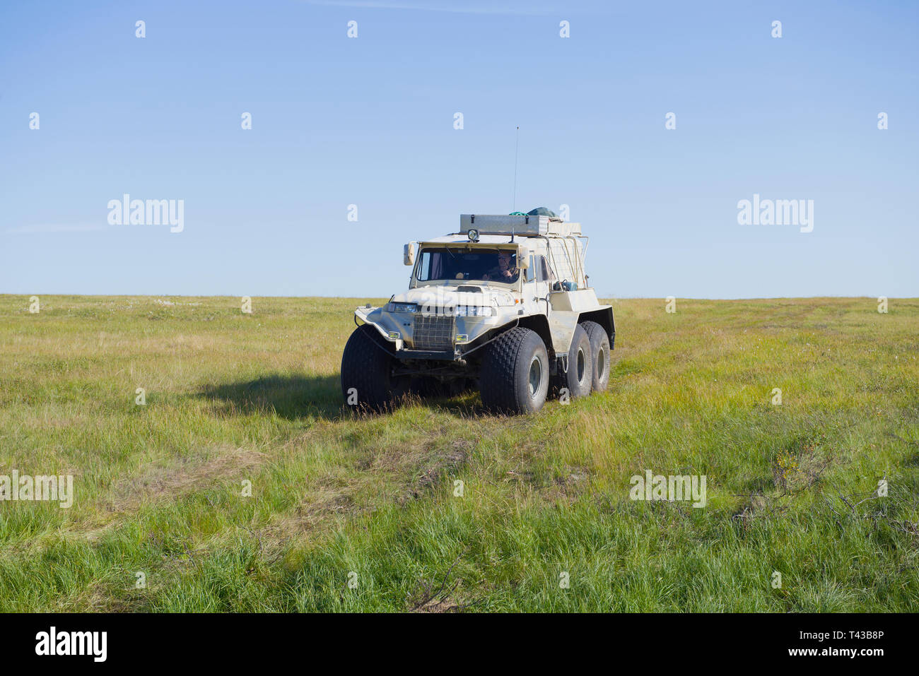 La Russie, Yamal - août 22, 2018 : Trakol véhicule tout-terrain se déplace le long de la toundra, sur une journée ensoleillée Banque D'Images