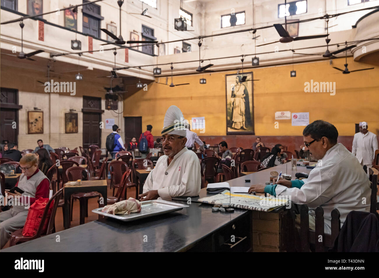 Vue horizontale à l'intérieur du célèbre Café de la rue College à Kolkata aka Calcutta, Inde. Banque D'Images