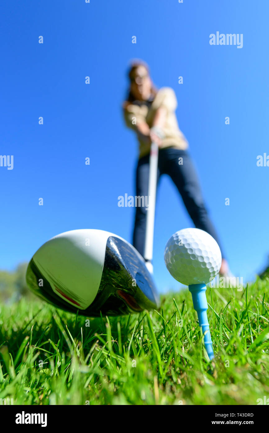 Joueur de golf féminin de frapper une balle avec chauffeur Banque D'Images