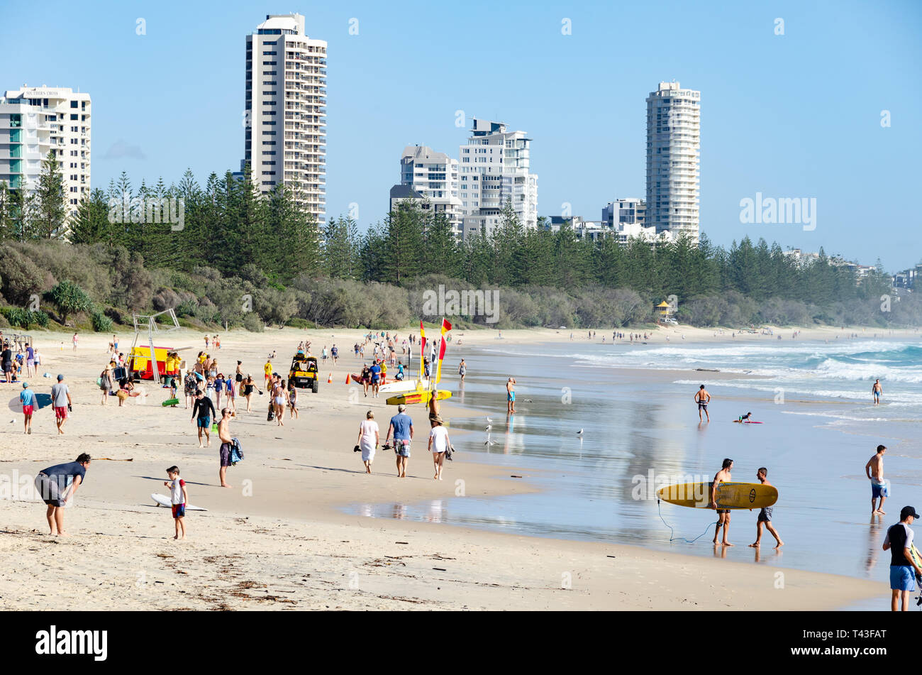 Les gens sur la plage, la baignade et le surf, à Burleigh Heads, Gold Coast, Queensland, Australie Banque D'Images