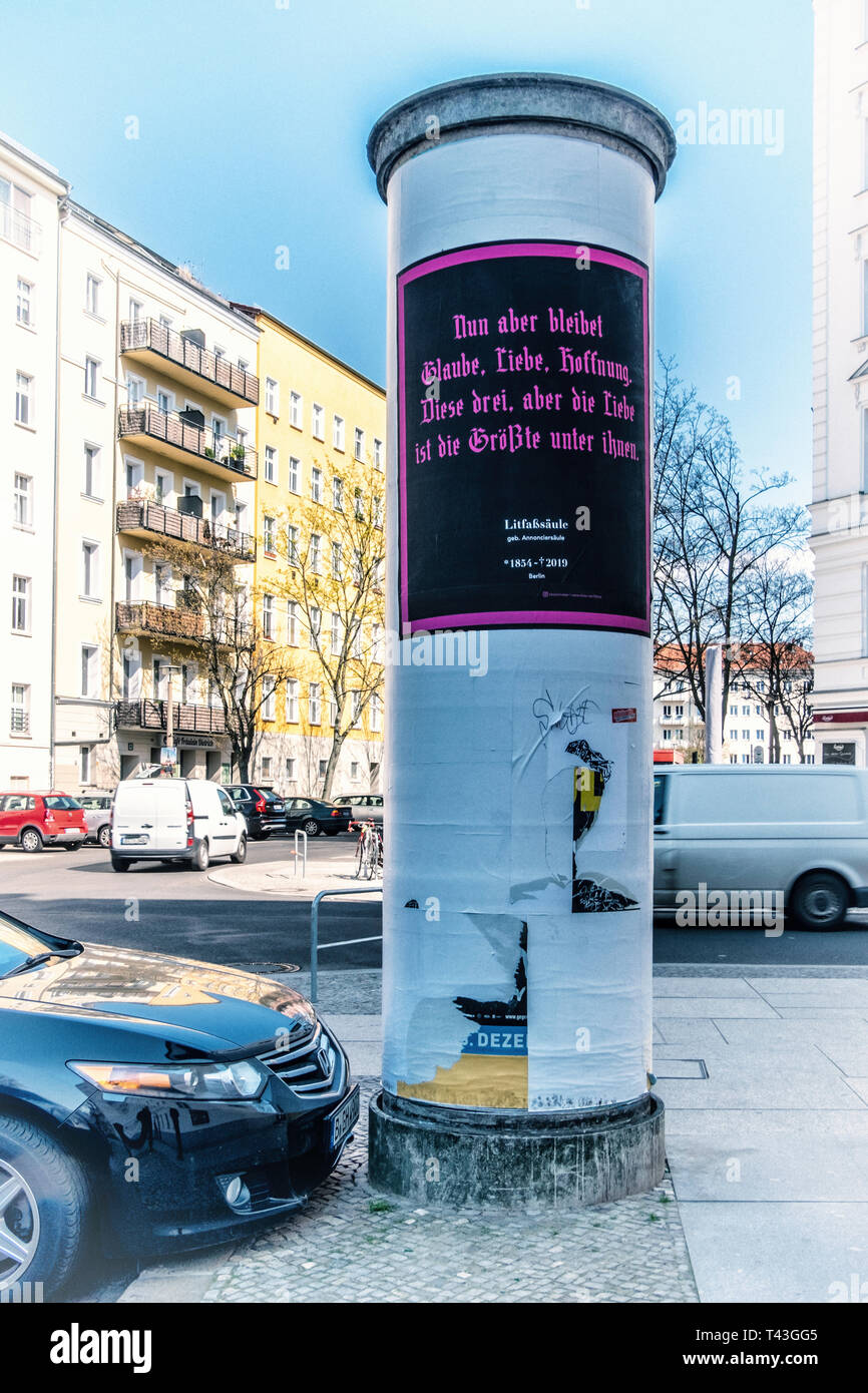 Berlin, Mitte. Colonne Litfass Litfaßsäule, 1854 -2019. Les colonnes publicitaires cylindrique inventé par l'allemand Ernst Litfass en 1854. Banque D'Images