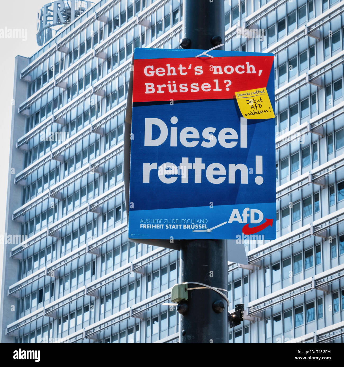 Berlin. Affiche électorale, Élections européennes 23 au 26 mai 2019, l'AfD soutient l'affiche l'utilisation de diesel. Parti de droite veut sauver le Diesel Banque D'Images