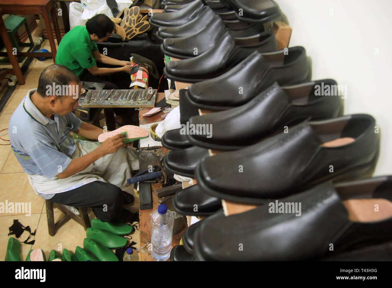 Surabaya Indonésie, 24 mai 2012. Les travailleurs font des plaquettes de chaussures. Banque D'Images