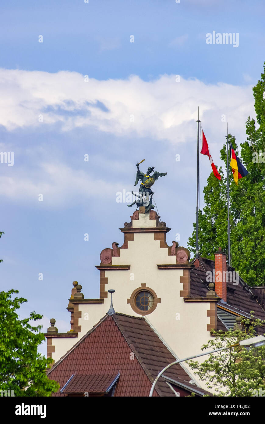 L'archange Michel et la lutte contre le diable sur le toit de l'ancien mess des officiers du Lac de Constance, à Friedrichshafen, Allemagne. Banque D'Images