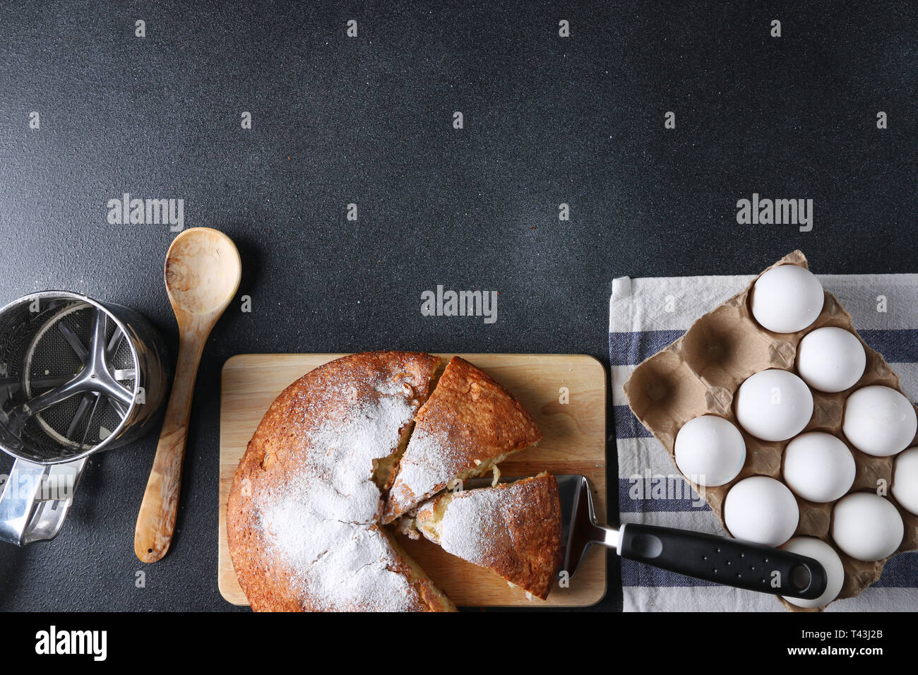 Meubles pie Vue de dessus sur fond sombre avec des ingrédients. Banque D'Images
