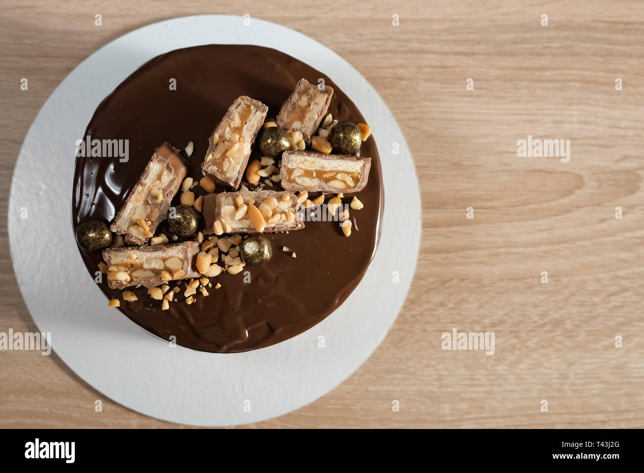 Avec le glaçage au chocolat, arachides et de morceaux de chocolat sur la table. vue d'en haut. Banque D'Images