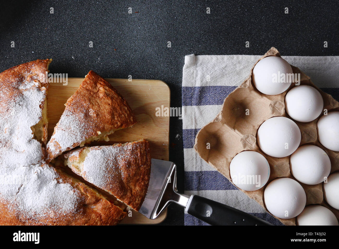 Meubles pie Vue de dessus sur fond sombre avec des ingrédients. Banque D'Images