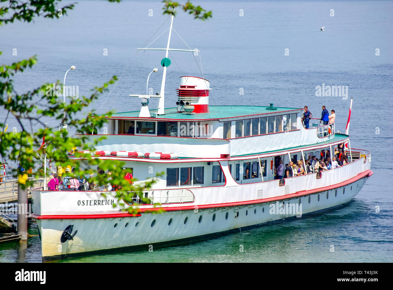 L'île aux fleurs de Mainau, sur le lac de Constance, Allemagne - le 8 mai 2009 : Le MS ÖSTERRREICH a accosté à l'embarcadère de l'île de Mainau. Banque D'Images