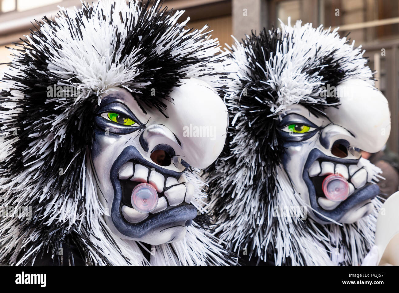 Freie Strasse, Bâle, Suisse - Mars 12th, 2019. Close-up de deux magnifiques masques carnaval noir et blanc Banque D'Images
