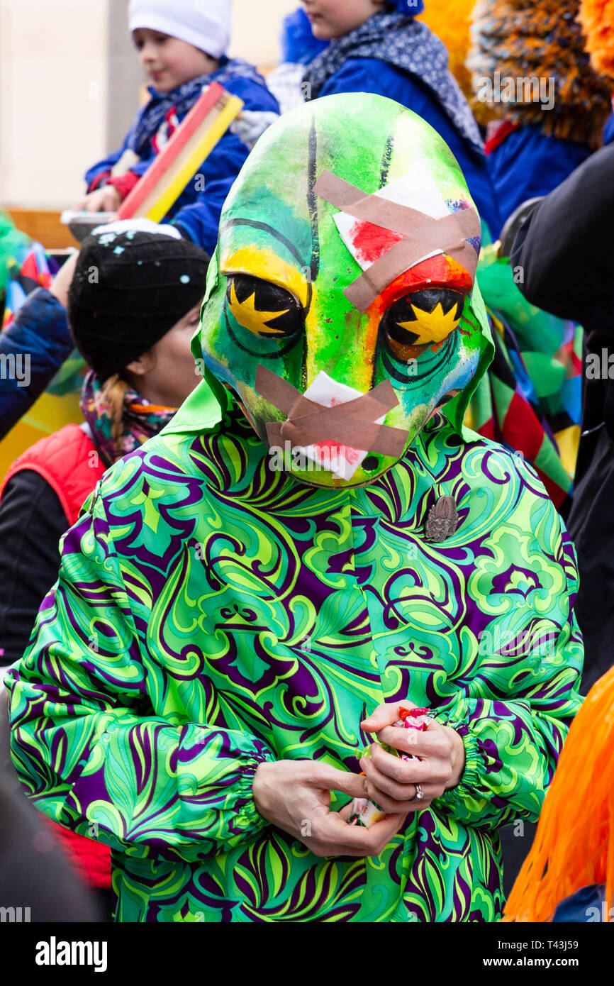 Freie Strasse, Bâle, Suisse - Mars 12th, 2019. Close-up d'un lézard vert costume et un masque de carnaval Banque D'Images