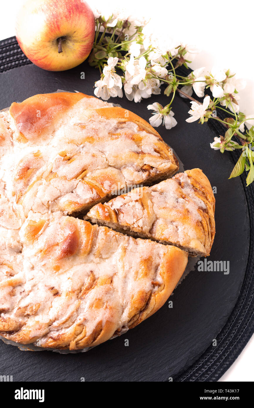 Concept de boulangerie alimentaire boulangerie pâtisserie à la cannelle pommes maison pain tressé with copy space Banque D'Images