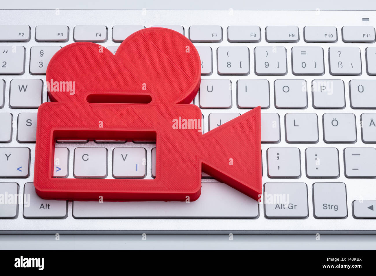 Portrait de l'icône de caméra vidéo rouge sur le clavier blanc Banque D'Images