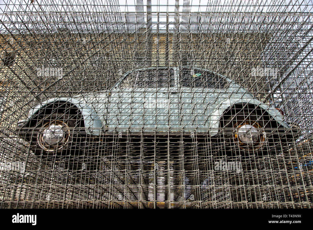 Karlsruhe, oeuvre de Georg Seibert, le coléoptère un Allemand me demande, VW Coccinelle dans une coque en acier galvanisé, partie de la ZKM Museum, Kar Banque D'Images