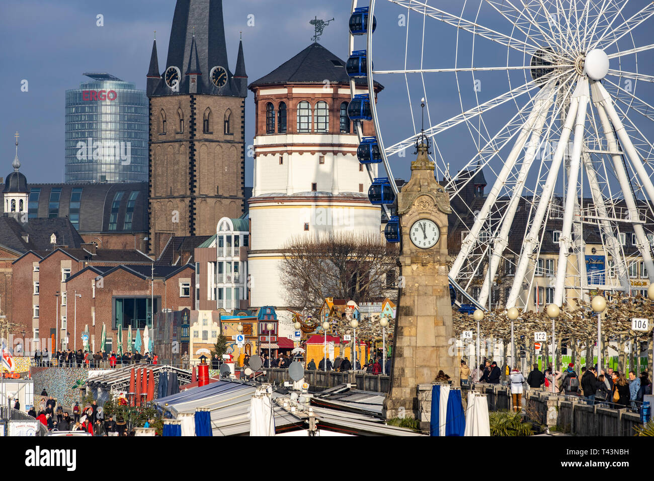 Dans Rheinuferpromenade DŸsseldorf, Riesenrad, Anna alter, Basilique St Lambertus, Altstadt, hiver, Hochhaus der ERGO Versicherung Banque D'Images